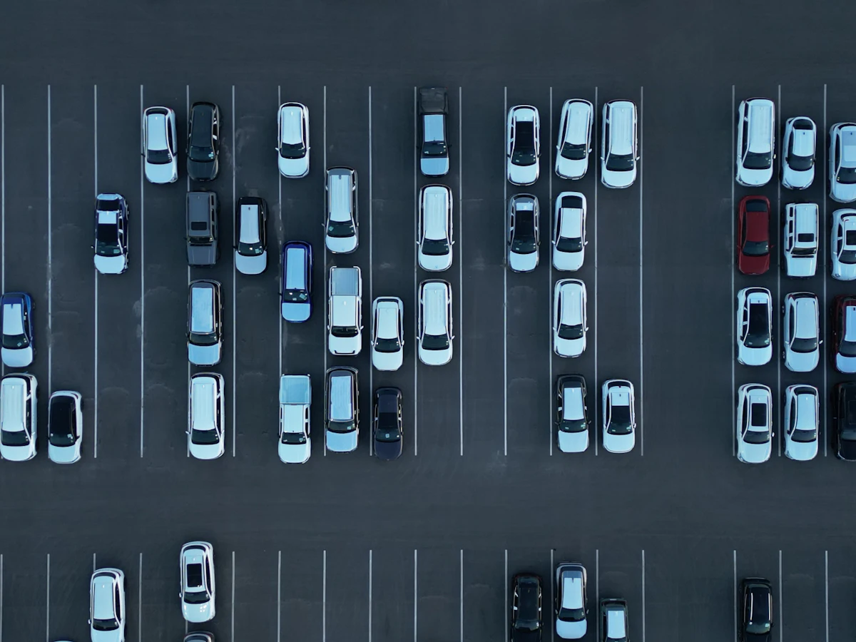 Parkplatz mit abgestellten Fahrzeugen von oben