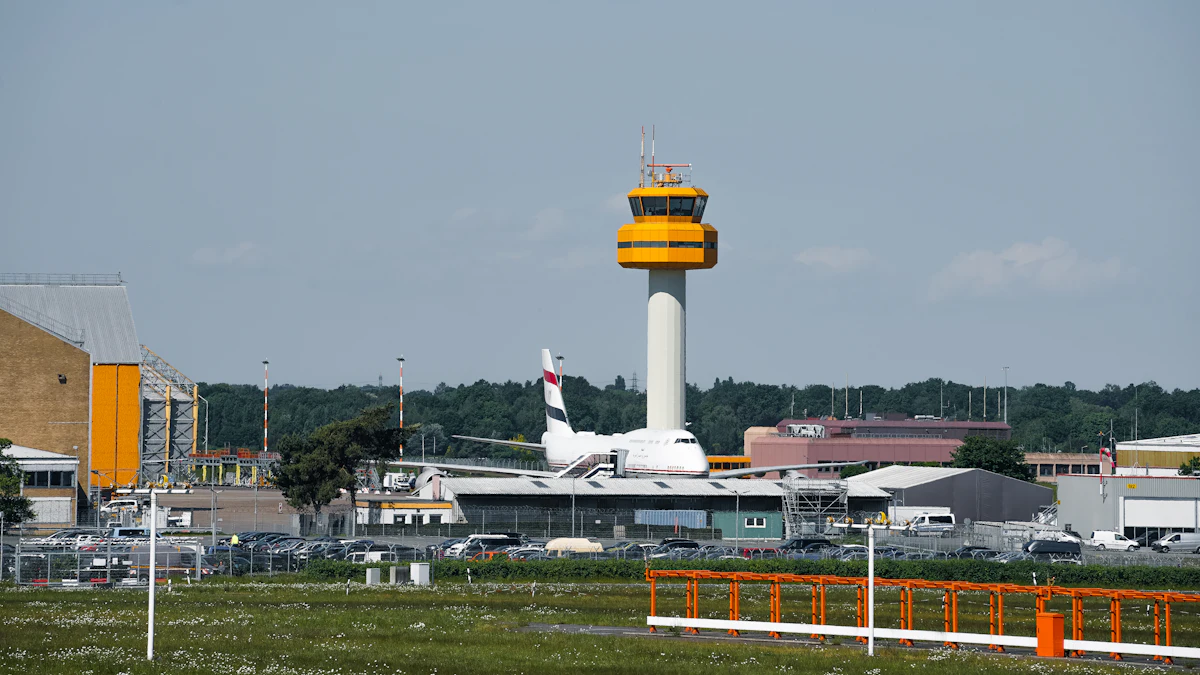 Tower und Flugzeug am Flughafen Hamburg